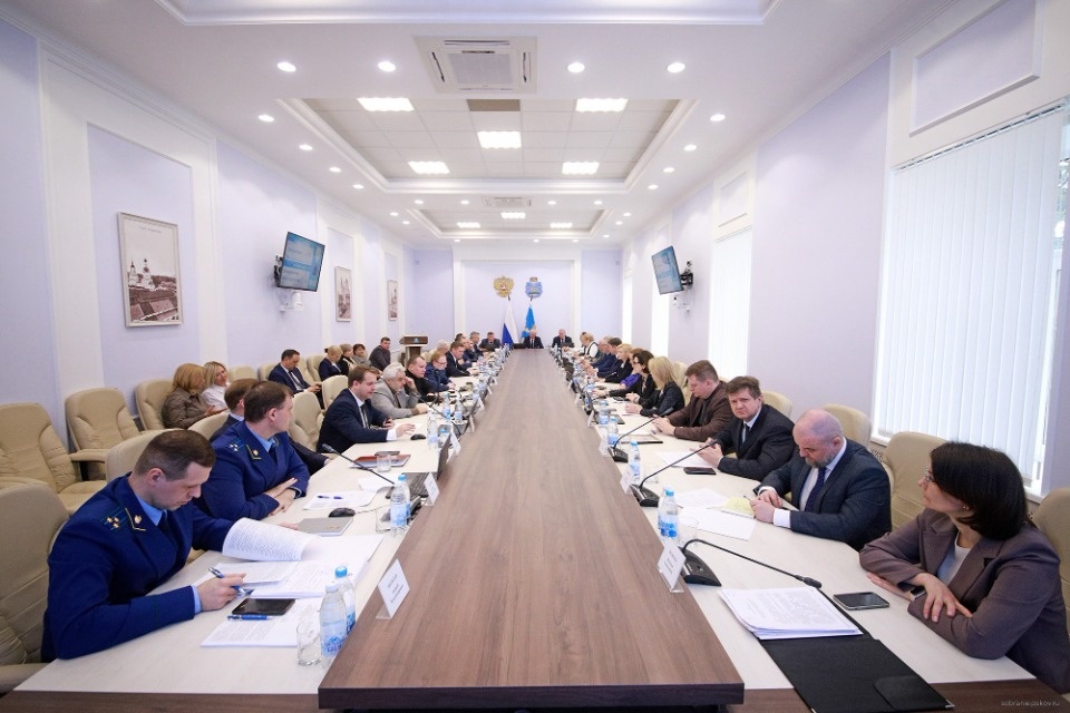 Доклад Уполномоченного по правам человека в Псковской области заслушали и обсудили в региональном парламенте Доклад Уполномоченного по правам человека в Псковской области заслушали и обсудили в региональном парламенте