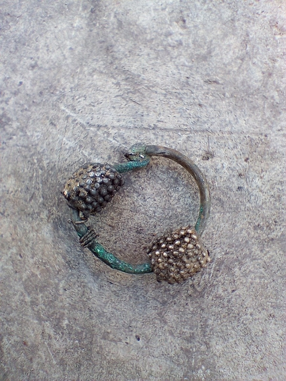 Старинное украшение нашли псковские археологи у церкви Николы со Усохи Старинное украшение нашли псковские археологи у церкви Николы со Усохи