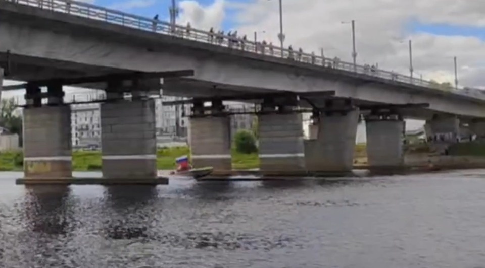 В Пскове провели флешмоб, приуроченный ко Дню России