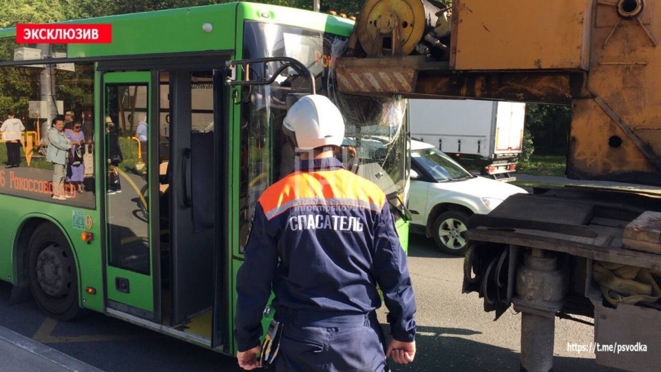 В Пскове столкнулись автобус и кран