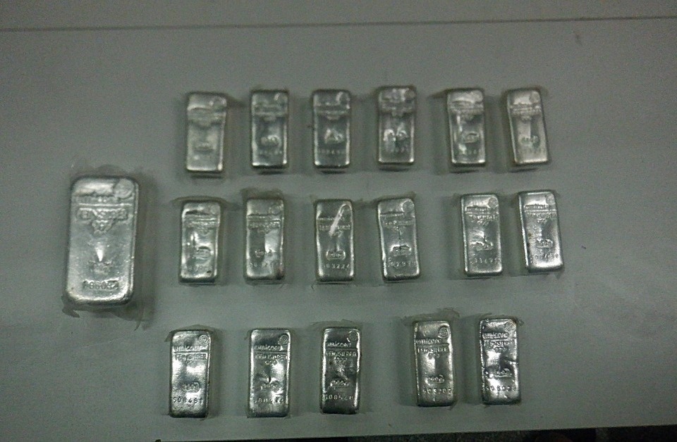 Псковские таможенники не дали украинцу вывезти из России 18 серебряных слитков 