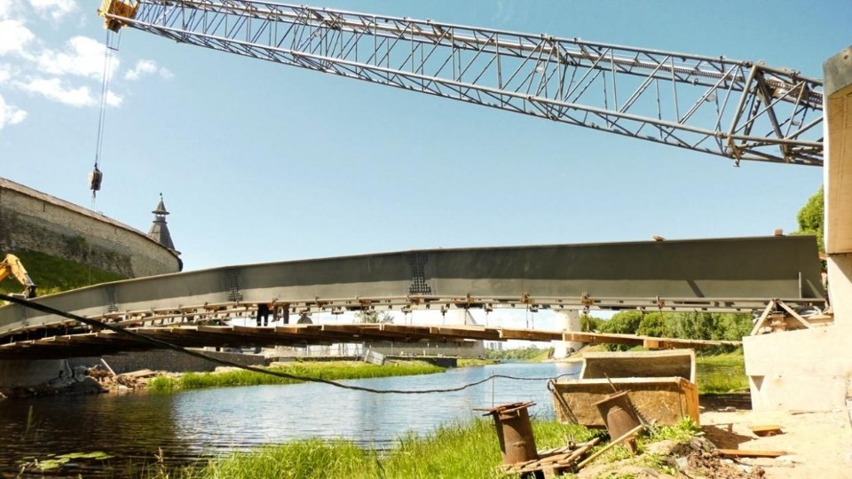 На строящемся в Пскове пешеходном мосту вскоре начнут укладывать мостовое полотно 