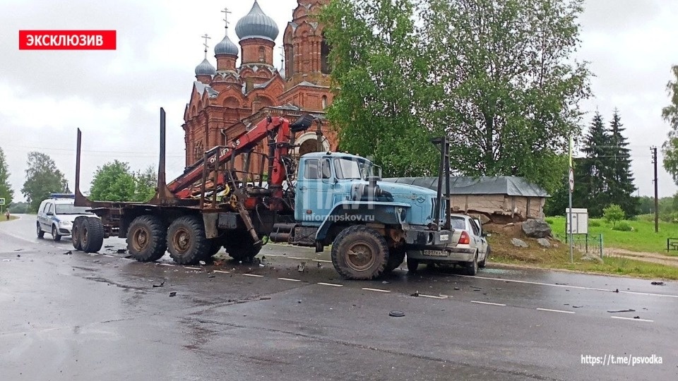 Мужчина погиб в результате ДТП с участием лесовозом в Локнянском районе 