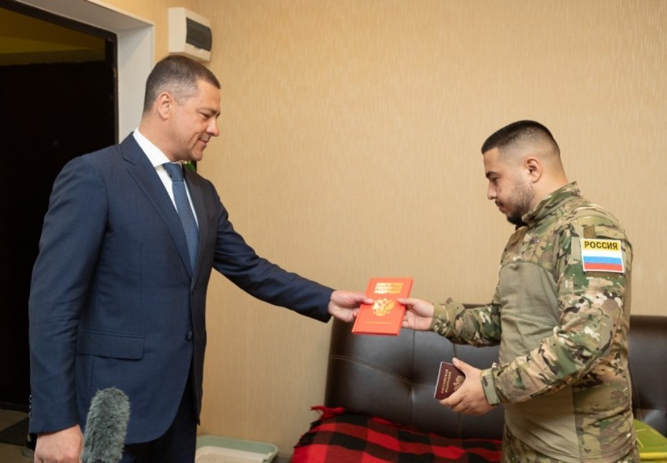 Губернатор Псковской области вручил паспорт гражданина РФ бойцу СВО из Туркменистана