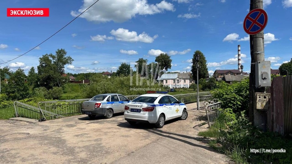 Тело неизвестного мужчины обнаружили на берегу реки у пешеходного моста в Пскове