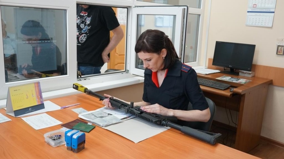 17 единиц оружия изъяли росгвардейцы в Псковской области за неделю