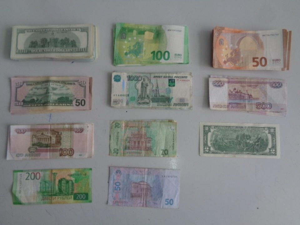 Украинка пыталась незаконно вывезти через псковскую госграницу почти 11 тысяч долларов