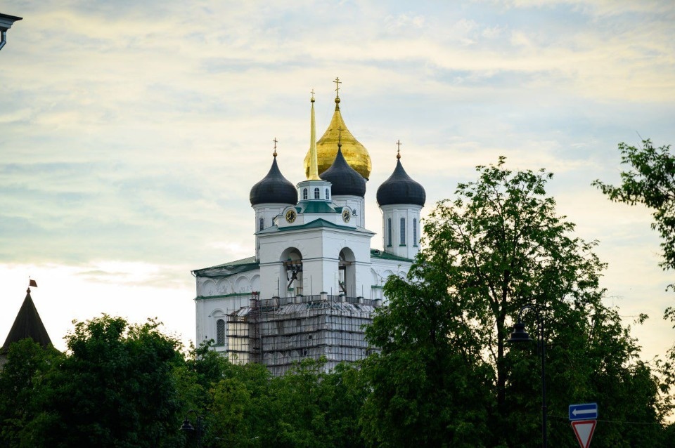 Реставраторы подготовили фасады колокольни Троицкого собора в Пскове под покраску