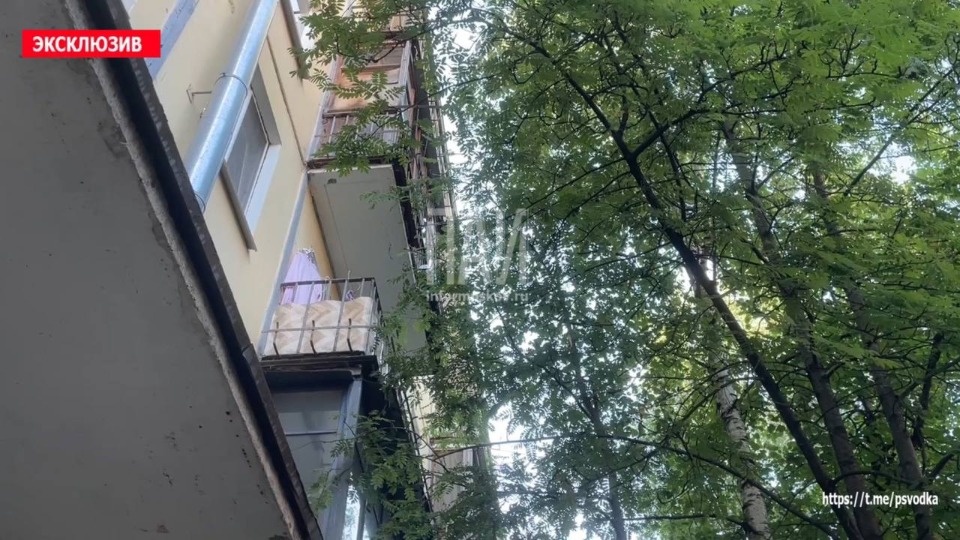 Девушку доставили в больницу после падения с пятого этажа в Пскове Девушку доставили в больницу после падения с пятого этажа в Пскове