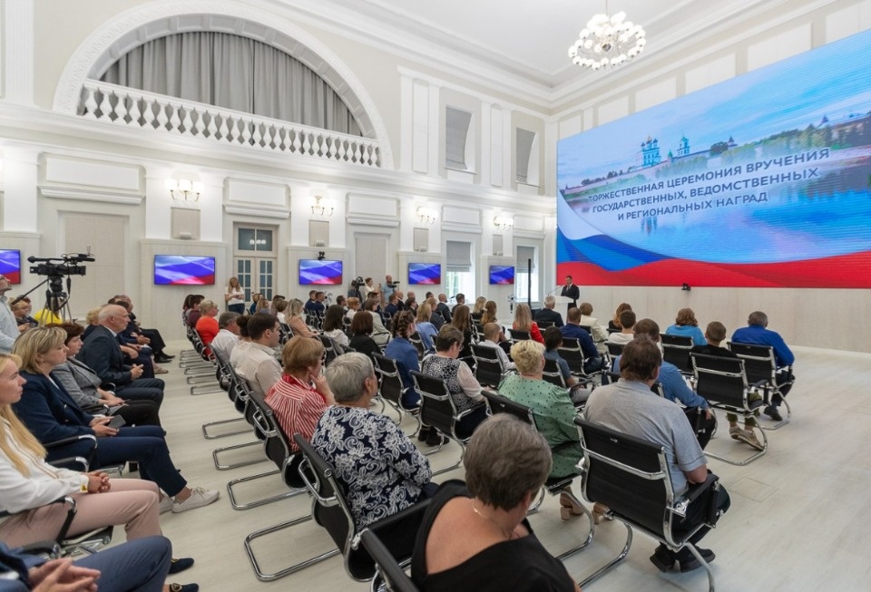 Более 50 наград вручил Михаил Ведерников жителям Псковской области