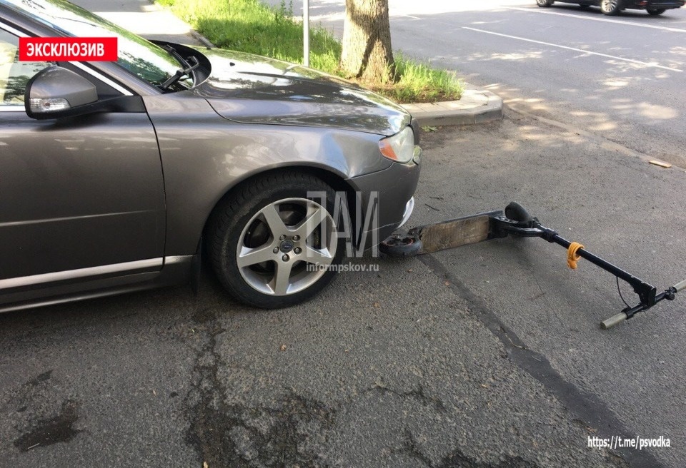 Самокатчицу госпитализировали после ДТП в Пскове Самокатчицу госпитализировали после ДТП в Пскове
