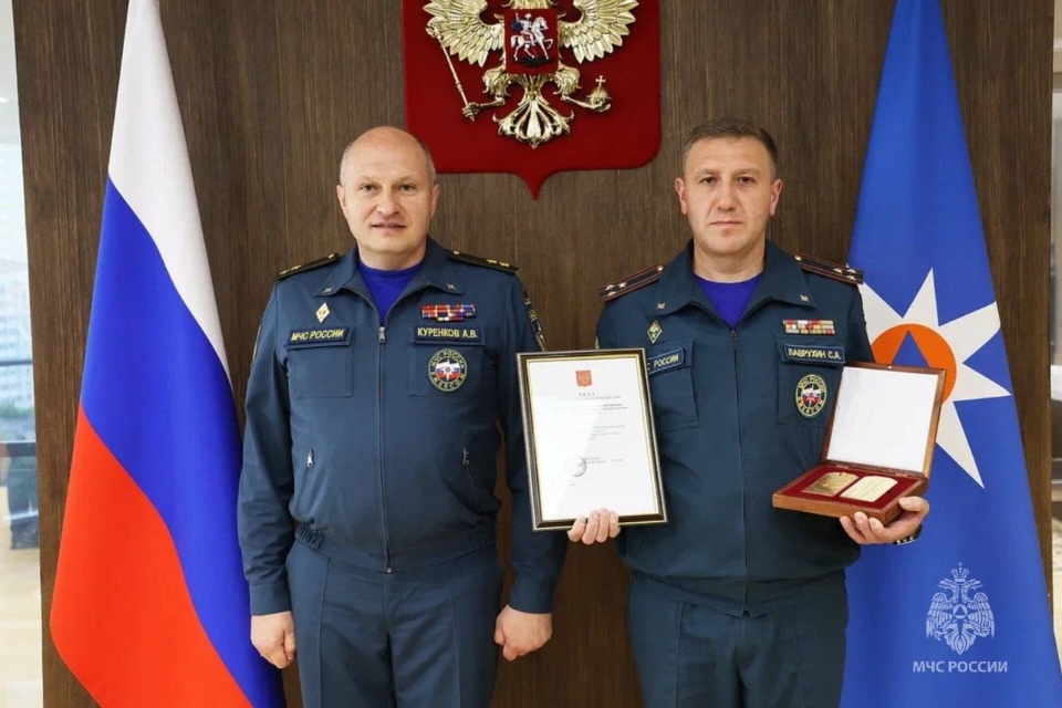 Александр Куренков вручил погоны высшего специального звания руководителю псковского ГУ МЧС РФ