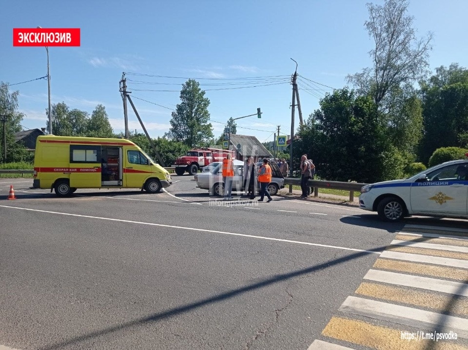 Водителя ВАЗа госпитализировали после ДТП с реанимационным автомобилем в Опочке