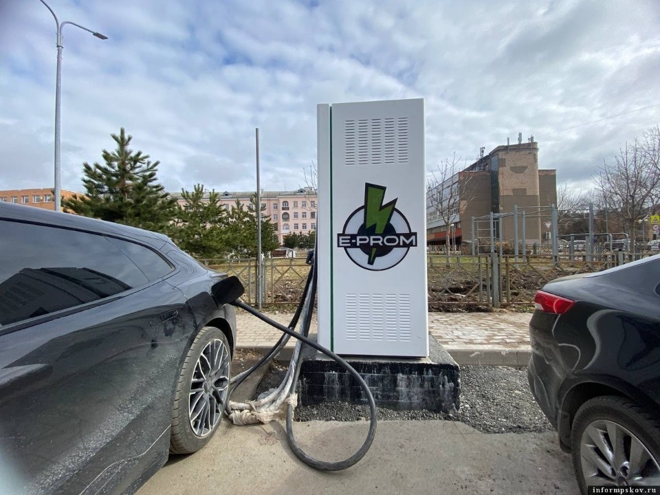 Еще семь электрозарядных станций установят в Псковской области