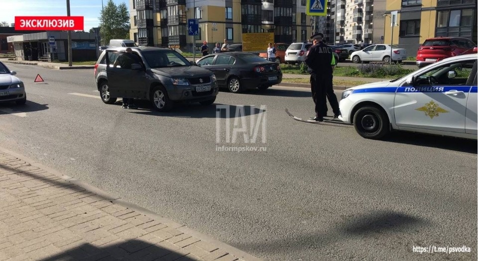 Два ребенка попали под колеса машины в Пскове Два ребенка попали под колеса машины в Пскове
