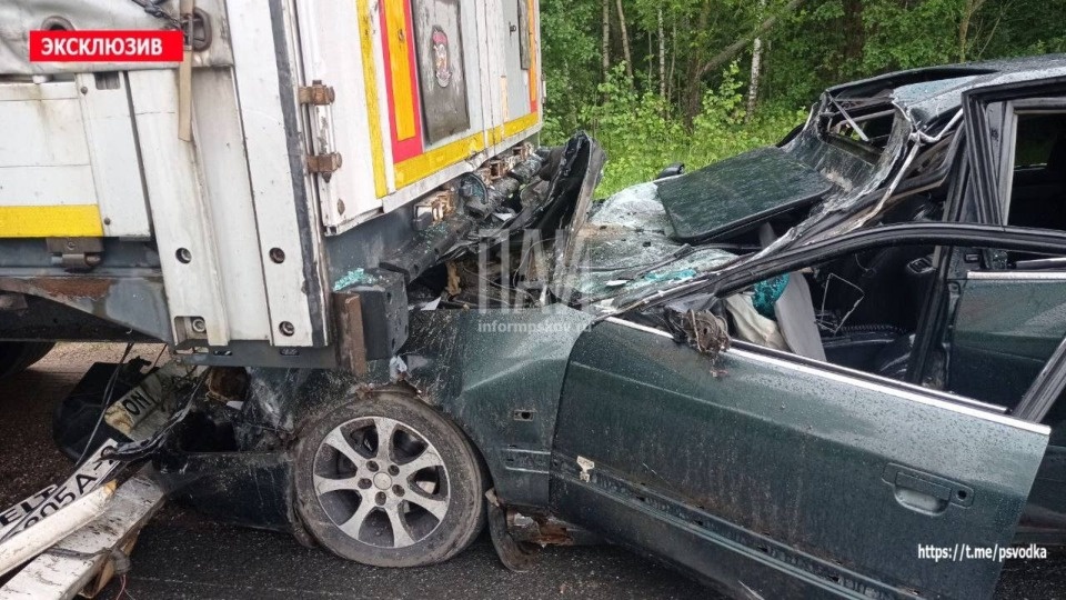 Водитель легковушки пострадал в результате ДТП с участием фуры в Опочецком районе