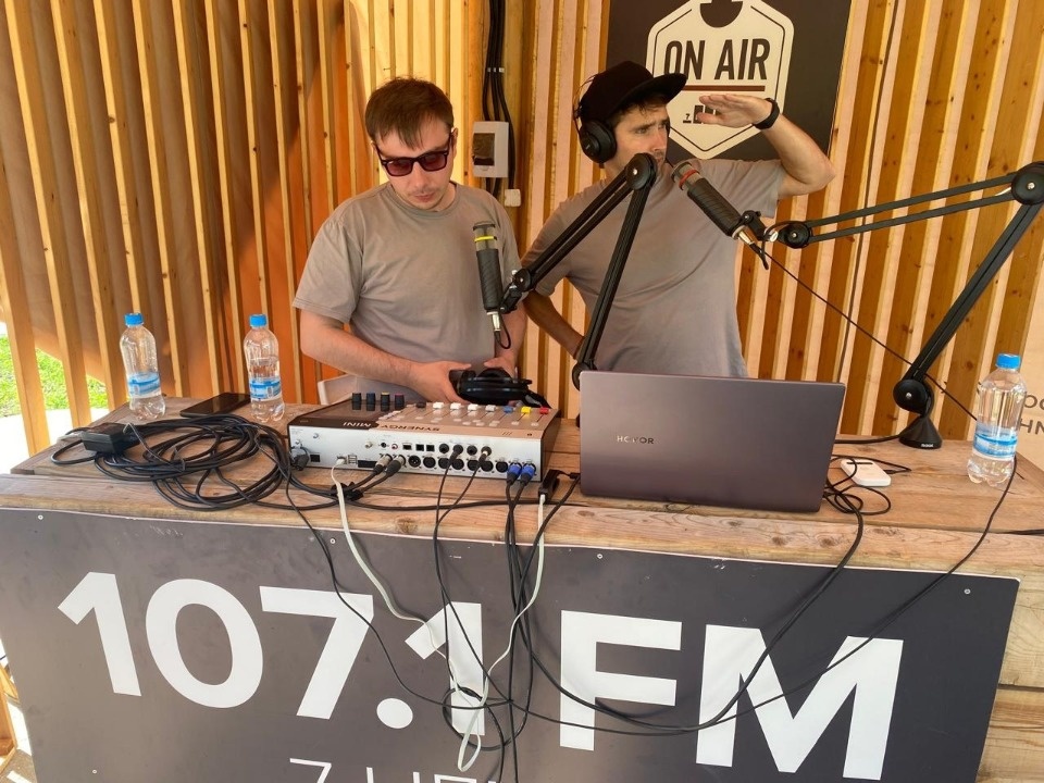 Передвижную радиостудию открыло «7 НЕБО» на фестивале «Винограде»