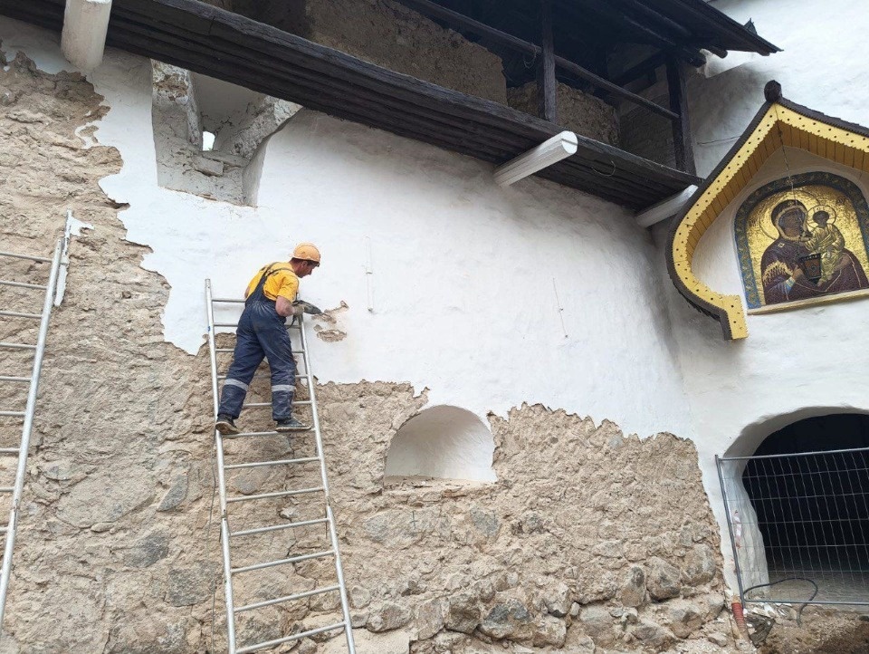 В Псково-Печерском монастыре продолжается реставрация стен и башен