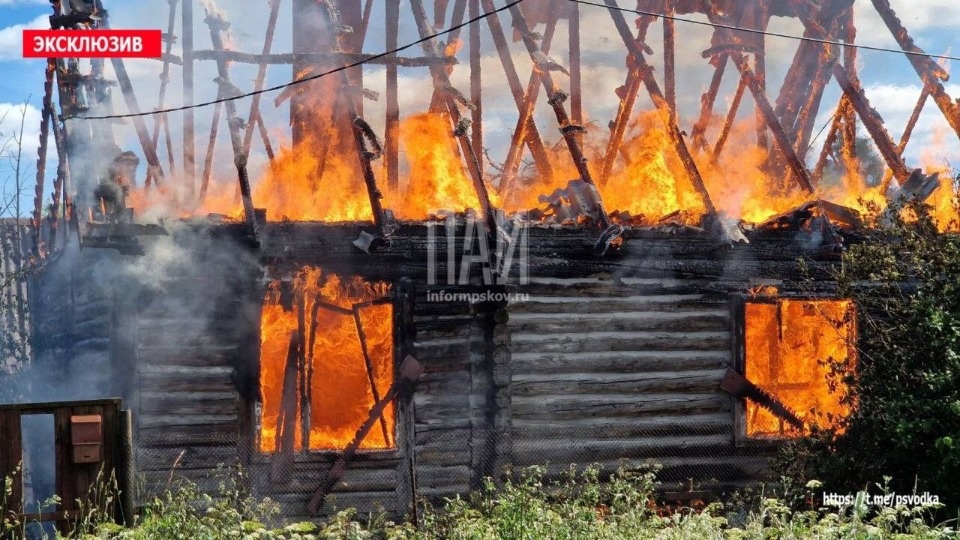 Пожарные ликвидируют пожар в дома в Печорах