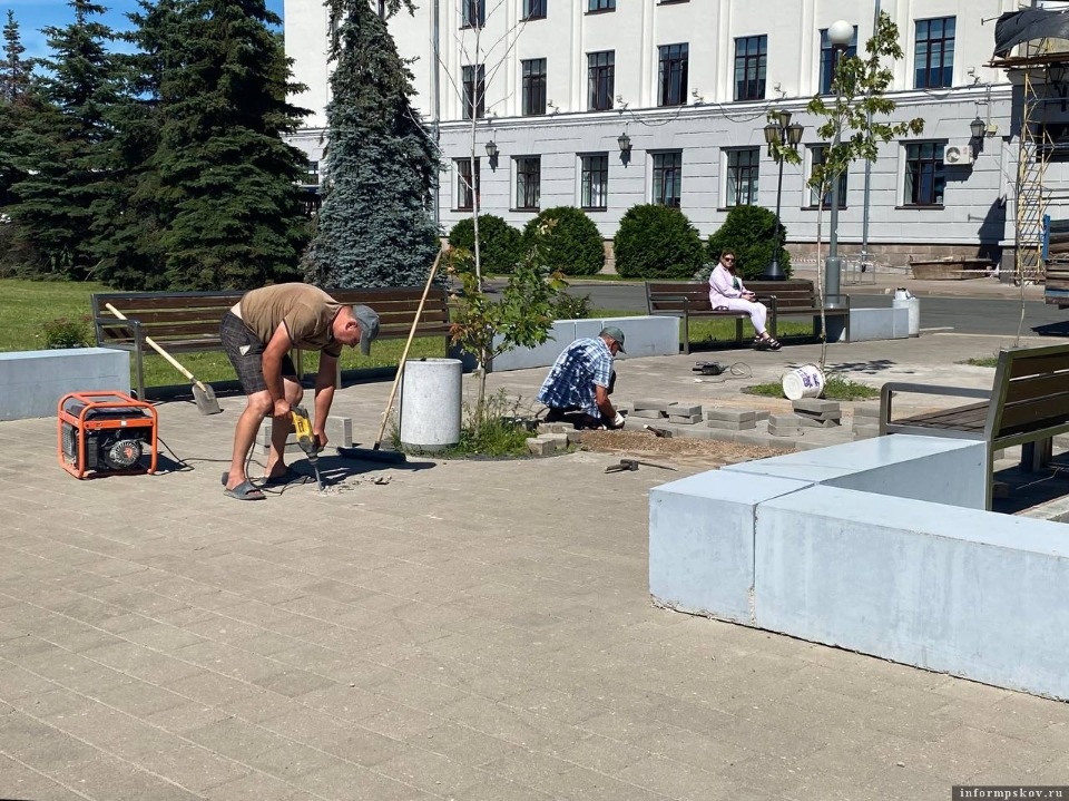 На площади Ленина в Пскове меняют плитку