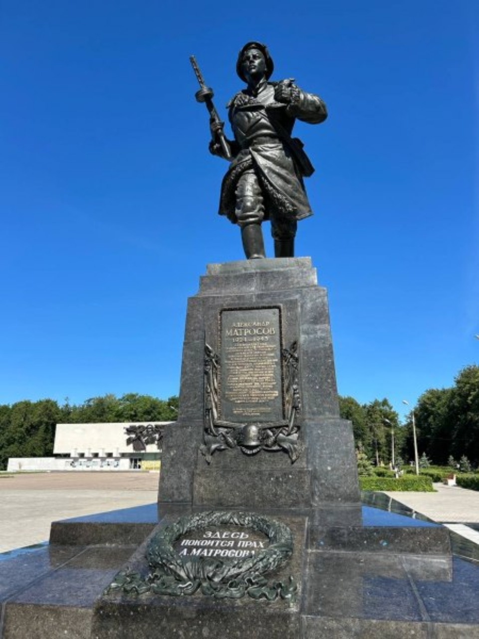 В Великих Луках отремонтировали памятник Александру Матросову