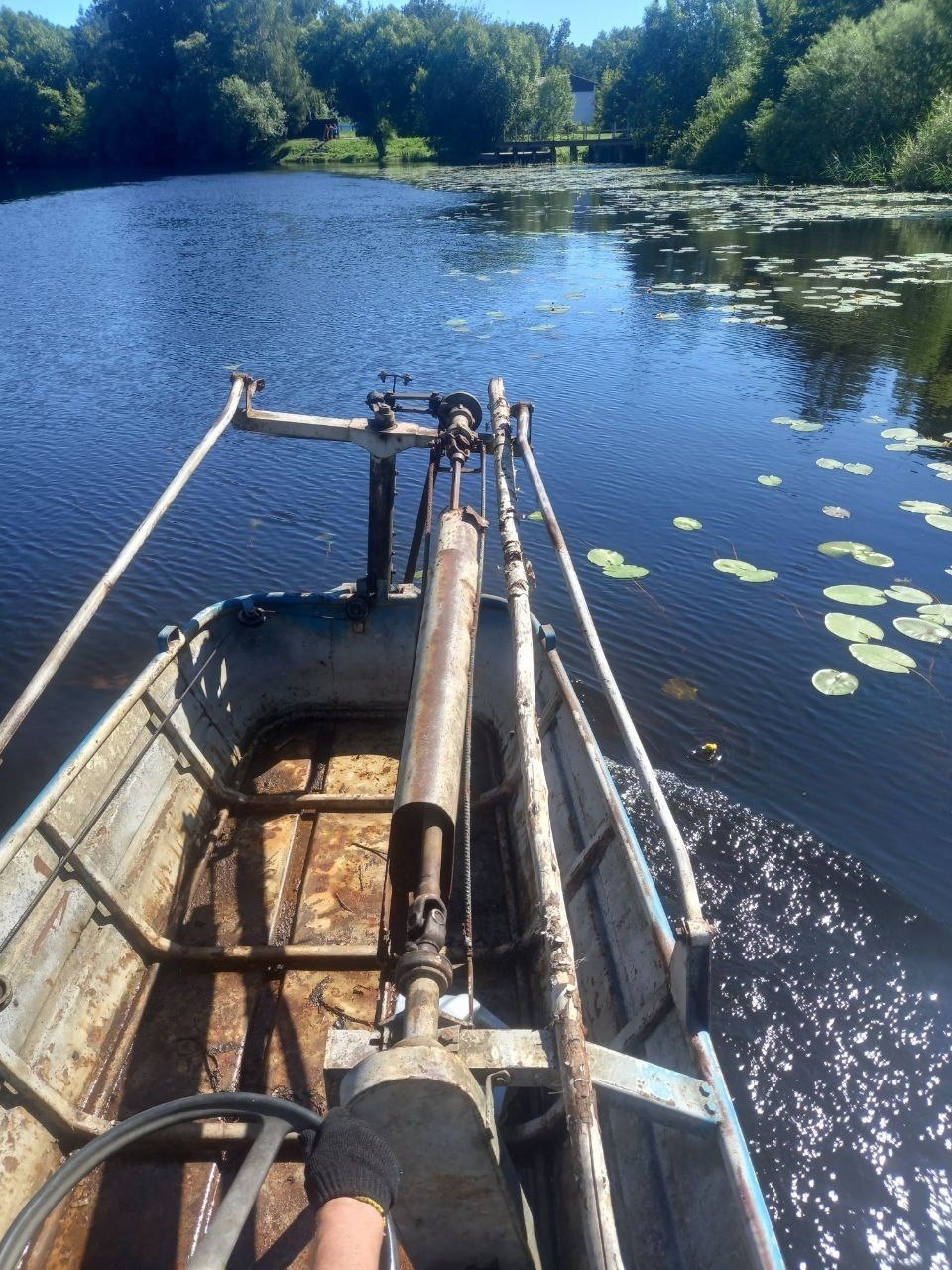 В Великих Луках начали очищать акваторию реки Ловать от излишней растительности