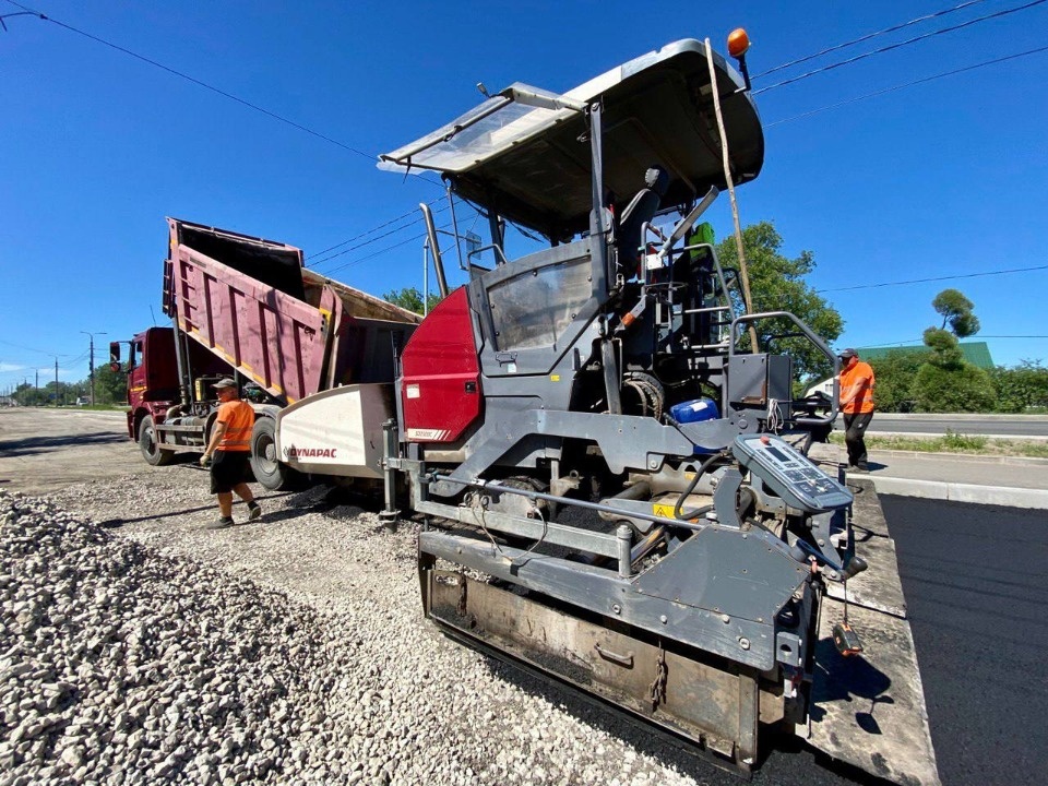 Дублеры асфальтируют на Крестовском шоссе в Пскове 