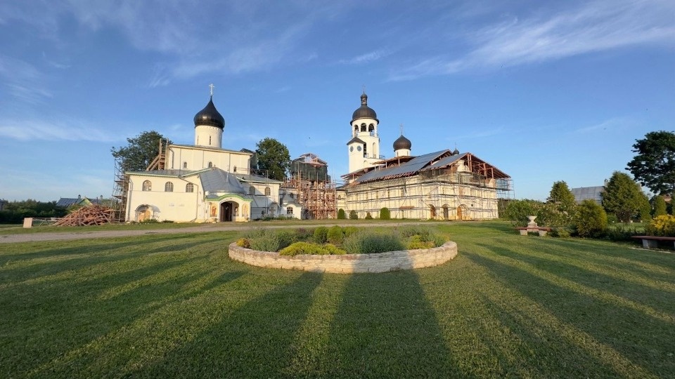 Специалисты отреставрировали купола Иоанно-Богословского Савво-Крыпецкого монастыря