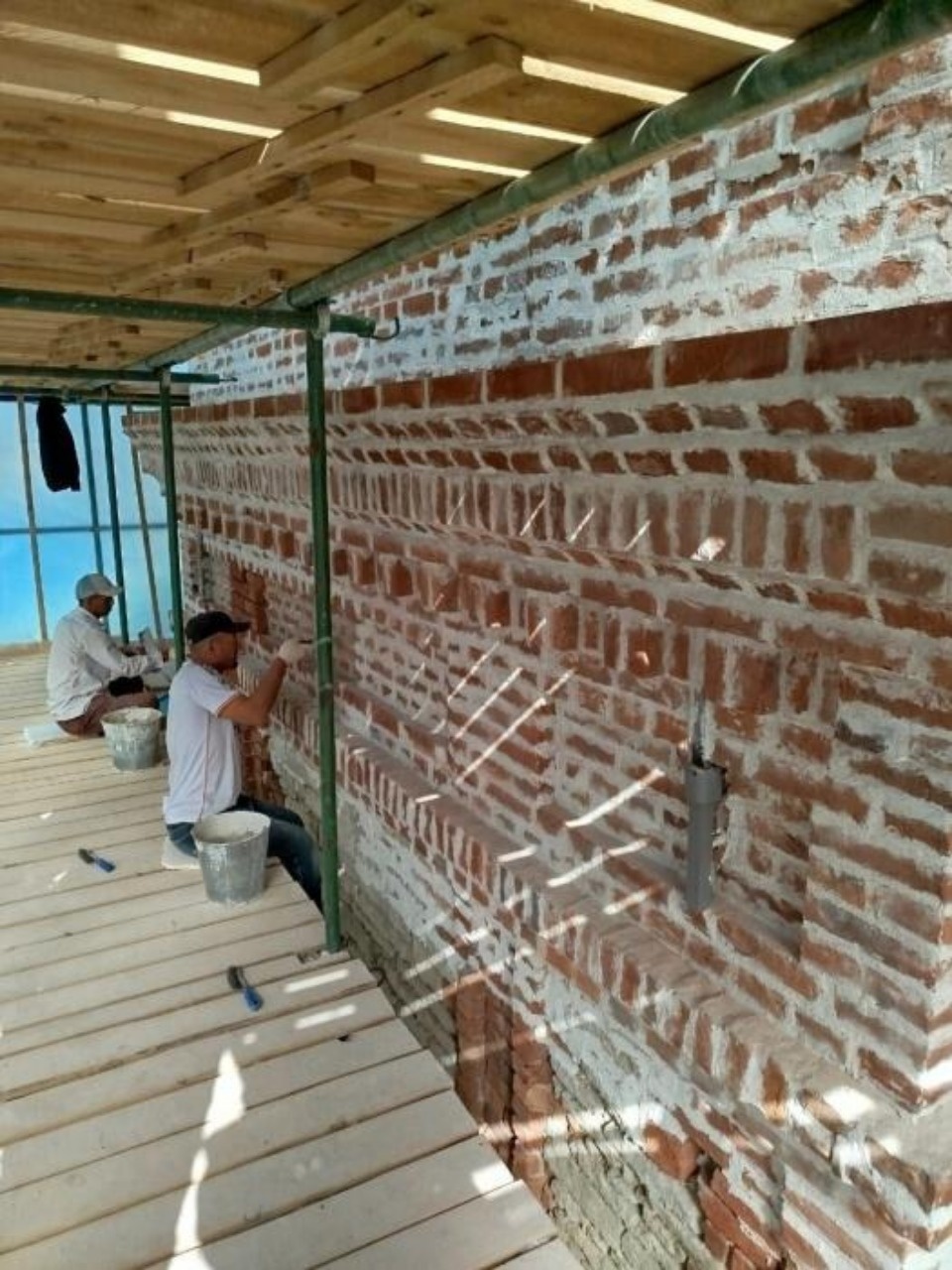  В братском корпусе Мирожского монастыря выполняют работы по кладке камня