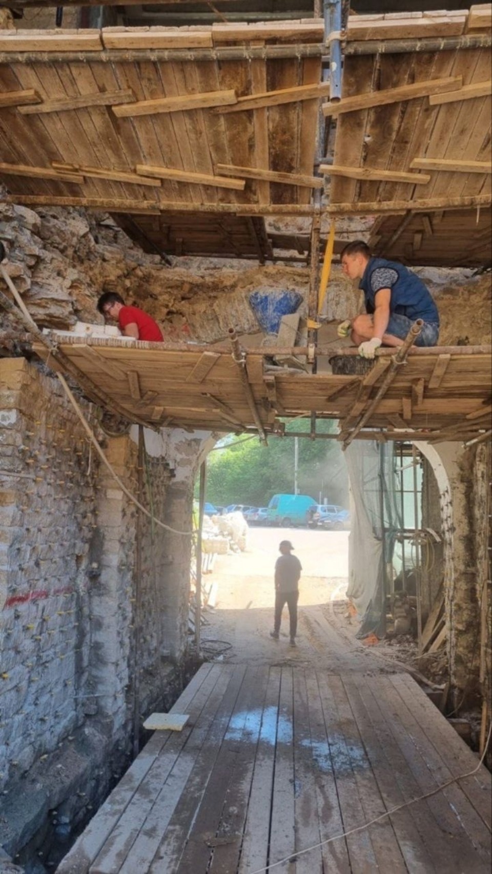 В Печорах завершается укрепление наружных стен и фундаментов башни Нижних решеток