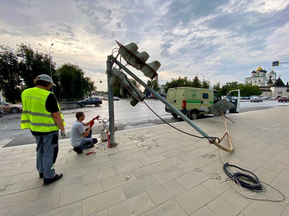 Псковские коммунальные службы оперативно устраняют последствия непогоды