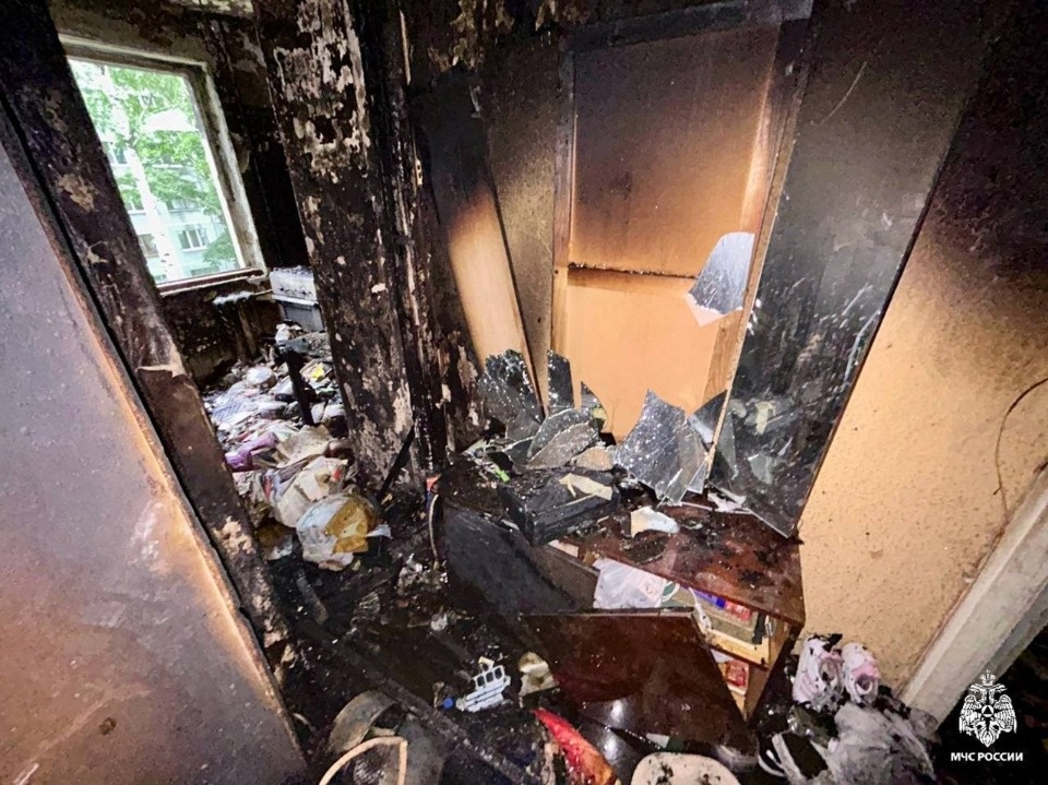 Ребенка и двух взрослых спасли на пожаре в Пскове 