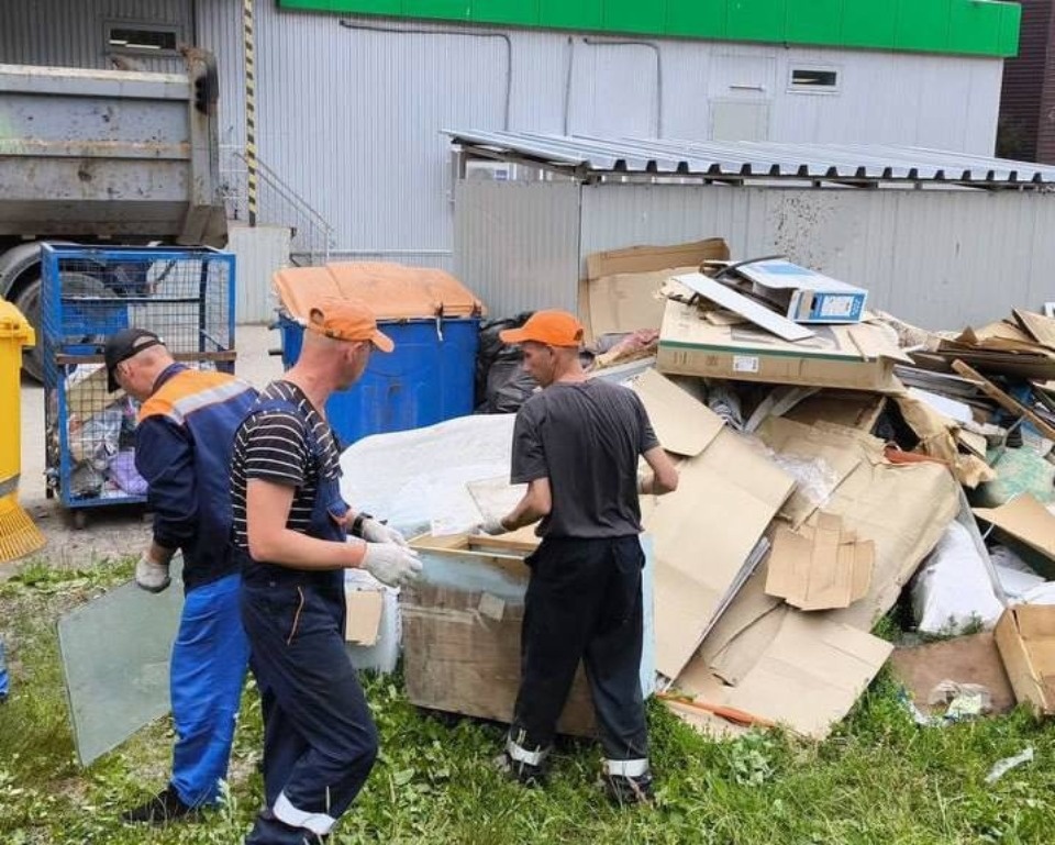 Еще 12 машин для вывоза отходов поступят в Псковскую область  