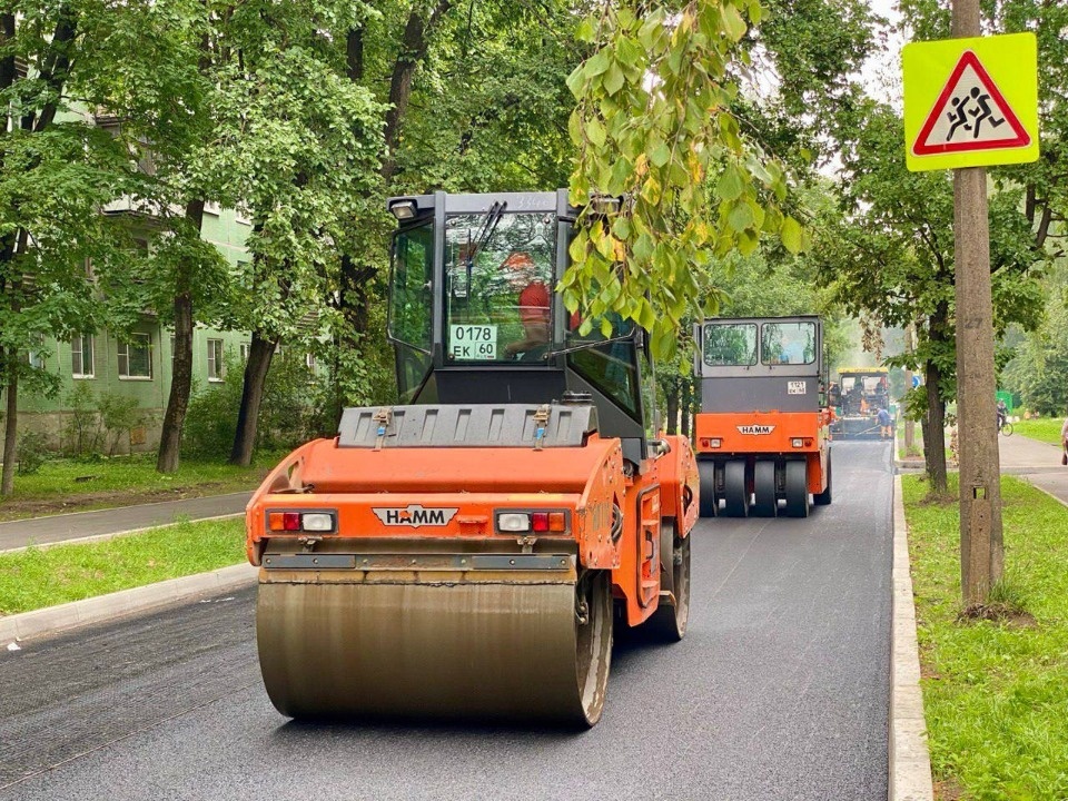 Верхний слой асфальта укладывают на улице Розы Люксембург в Пскове 