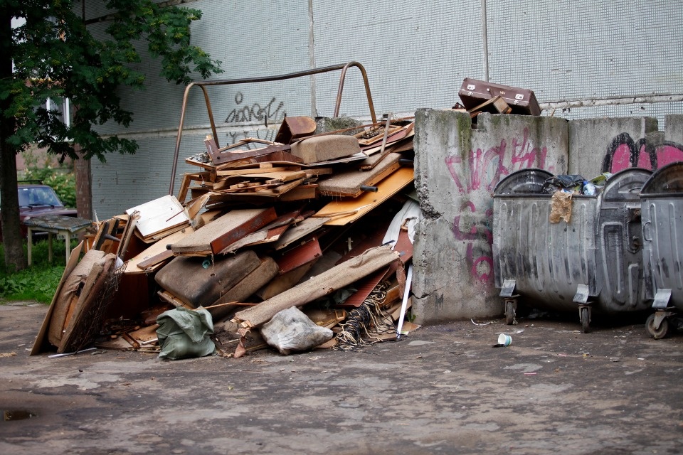 За сутки из Пскова вывезли 370 кубометров крупногабаритного мусора 