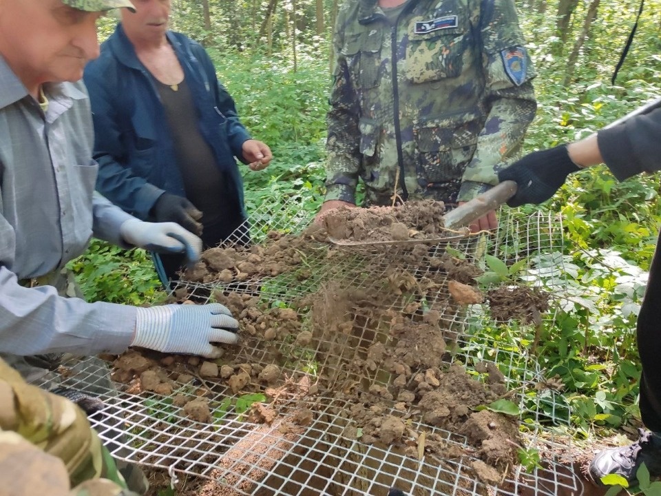 Поисковики подняли фрагменты самолёта АР-2 в Пыталовском районе