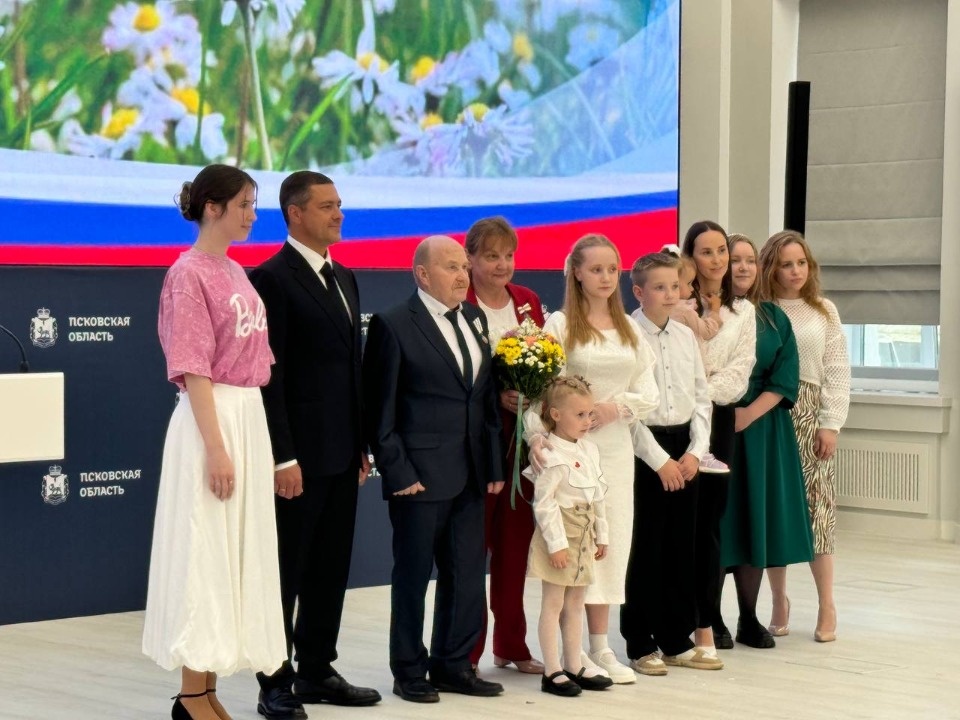 Михаил Ведерников вручил многодетным семьям медали «Родительская слава Псковской области» Михаил Ведерников вручил многодетным семьям медали «Родительская слава Псковской области»