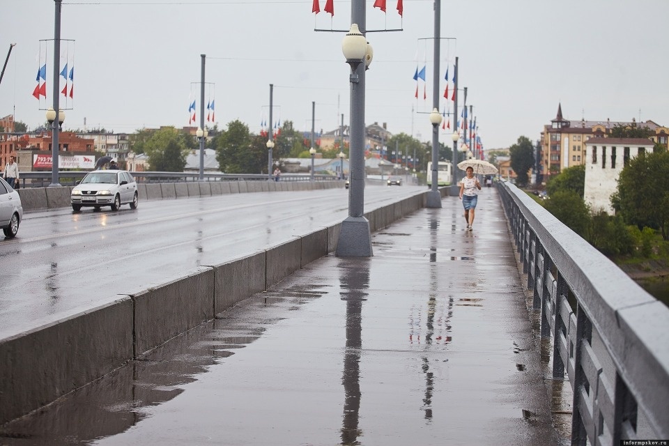 Грозы с порывами ветра до 23 метров в секунду, ливни и град идут в Псковскую область