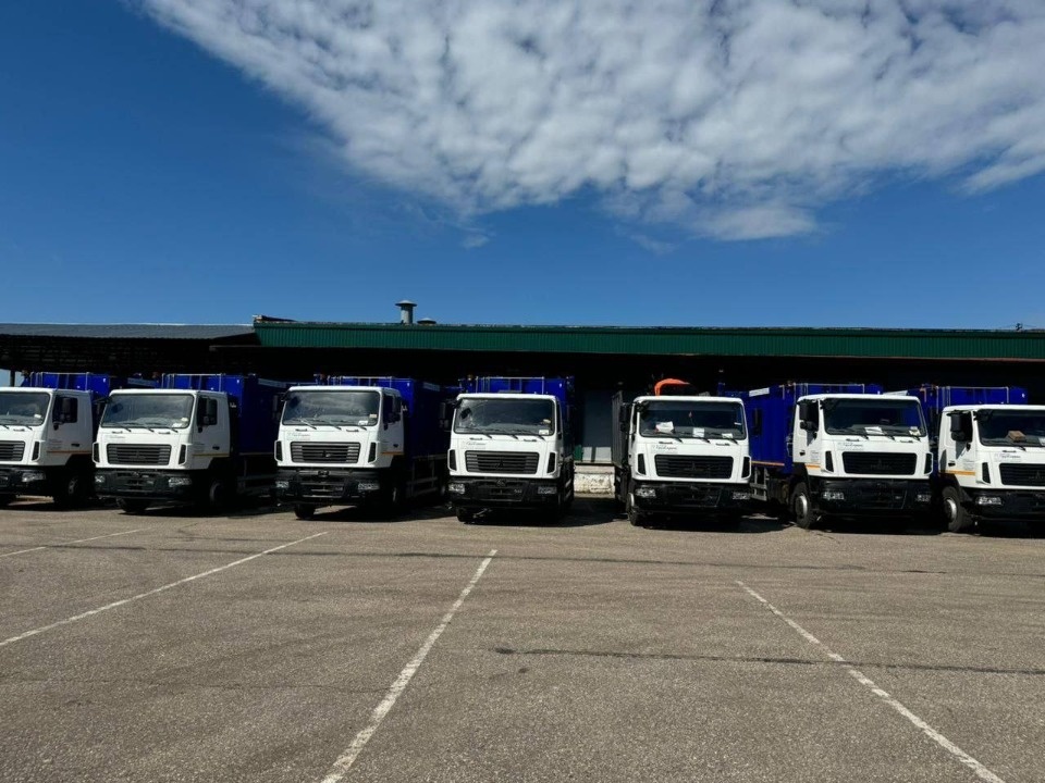 В Псковскую область поступило семь мусоровозов и 780 контейнеров 