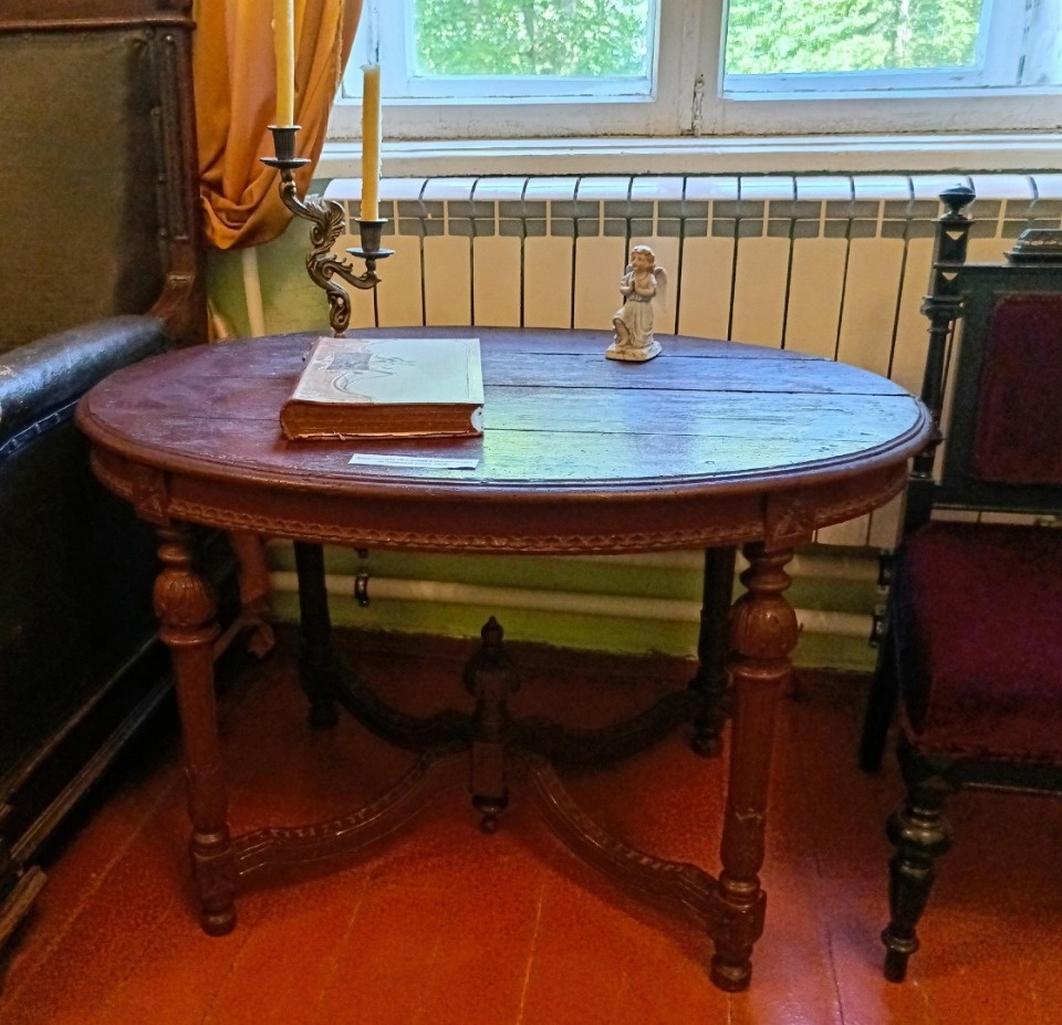 Бежаницкому музею подарили столик, принадлежавший семье Философовых