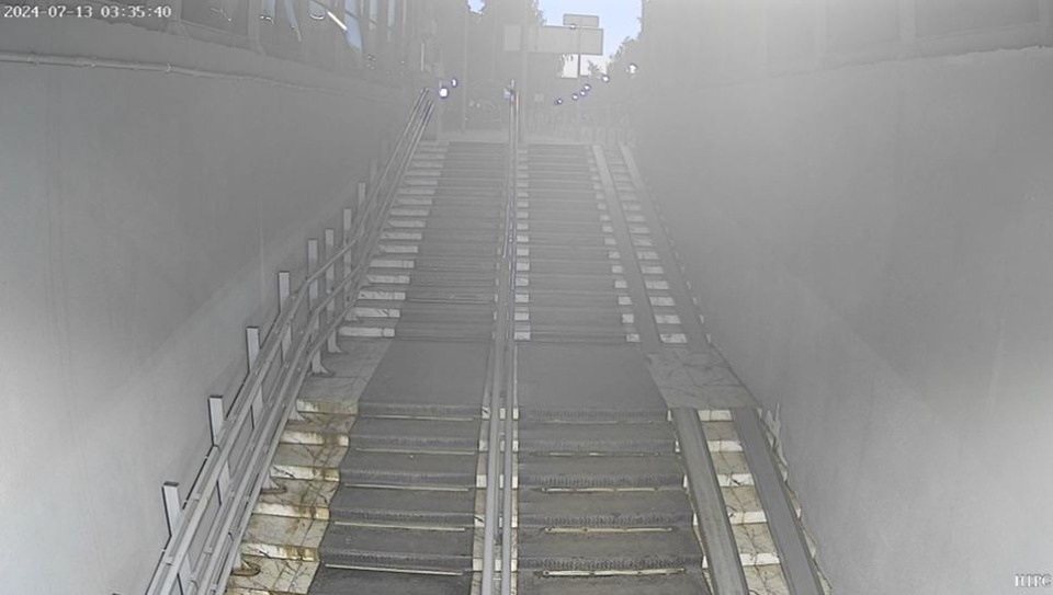 Вандалы сломали покрытие входов подземного перехода в Великих Луках