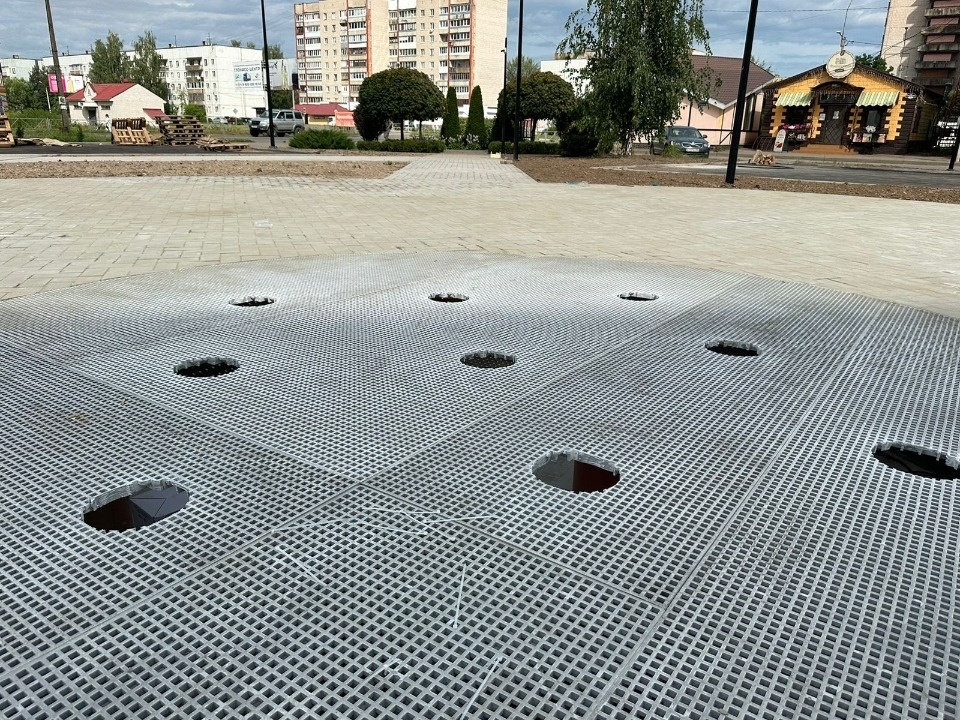 Подрядчику дали 10 дней, что завершить работы в сквере в Великих Луках