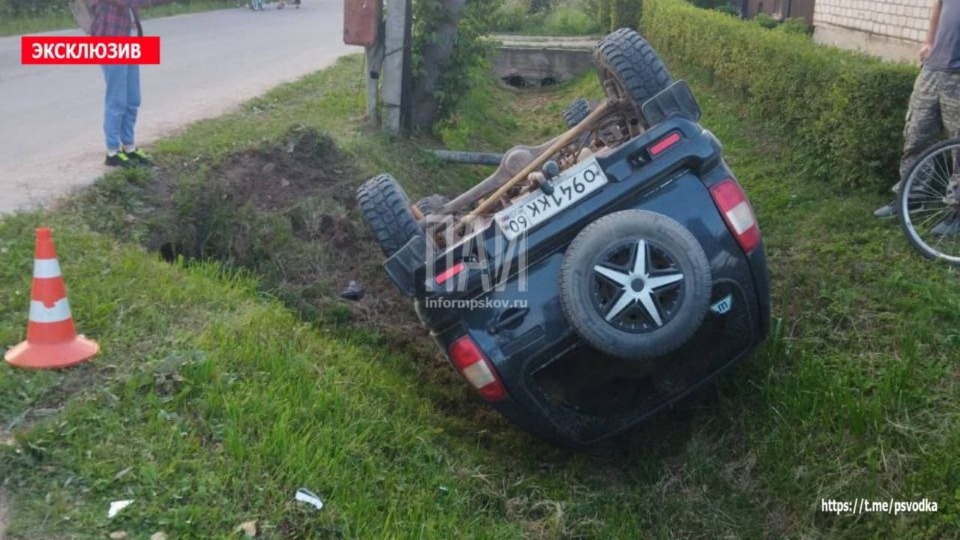 Автомобиль вылетел в кювет в результате ДТП в Новоржеве Автомобиль вылетел в кювет в результате ДТП в Новоржеве