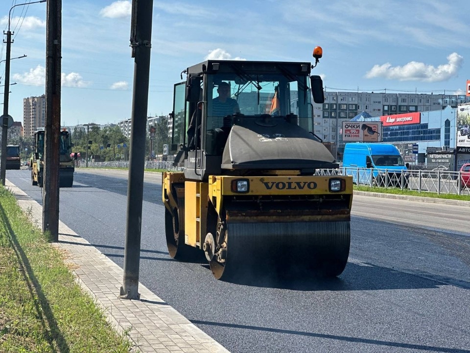Верхний слой асфальта укладывают на правой половине улицы Юбилейной в Пскове 