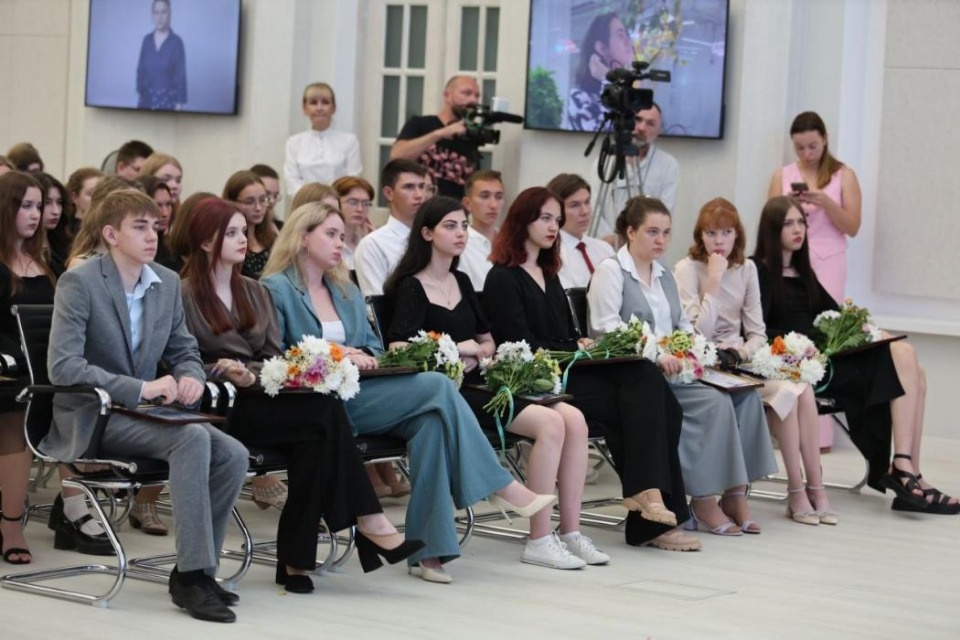 Губернатор Псковской области ответил на вопросы выпускников школ