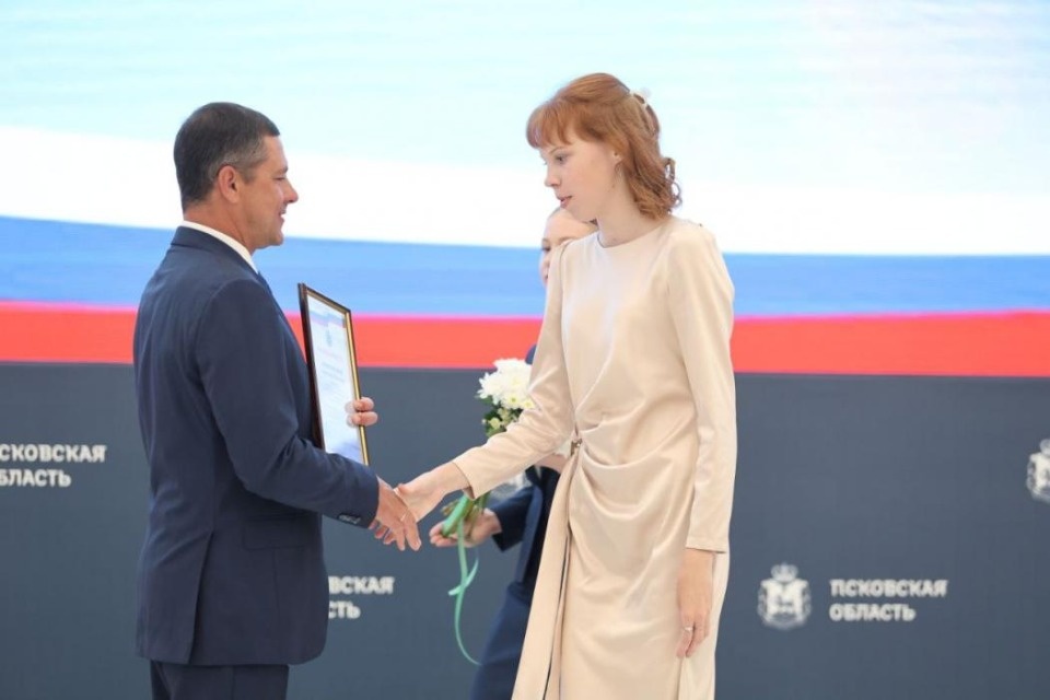 Губернатор наградил лучших выпускников школ Псковской области