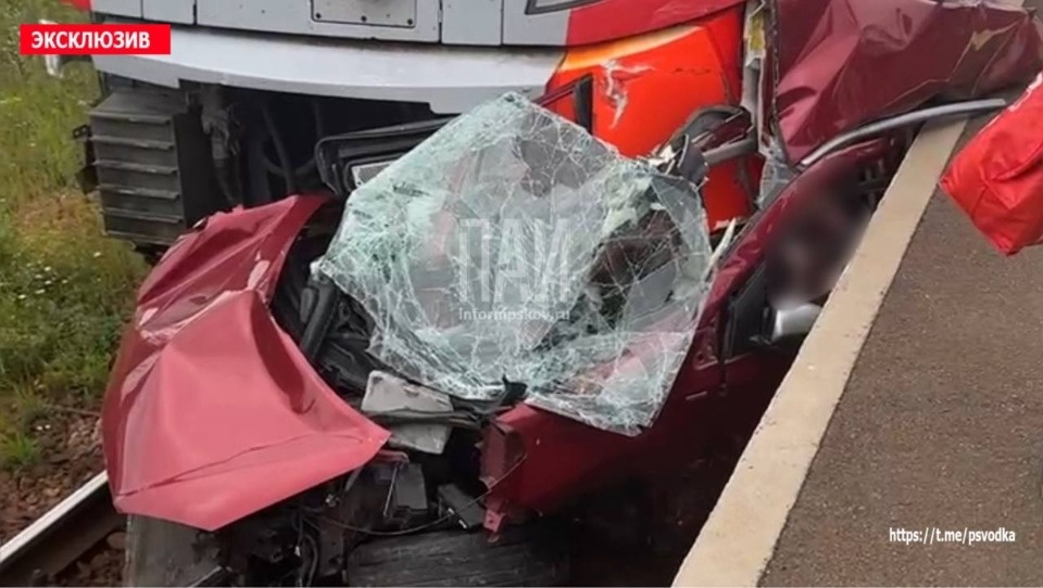 Четыре человека погибли в ДТП с участием поезда, ехавшего в Псков Четыре человека погибли в ДТП с участием поезда, ехавшего в Псков