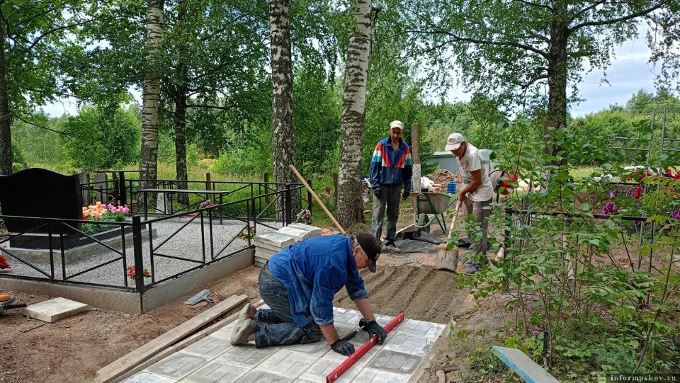 Ремонт братского захоронения проходит в Куньинском районе