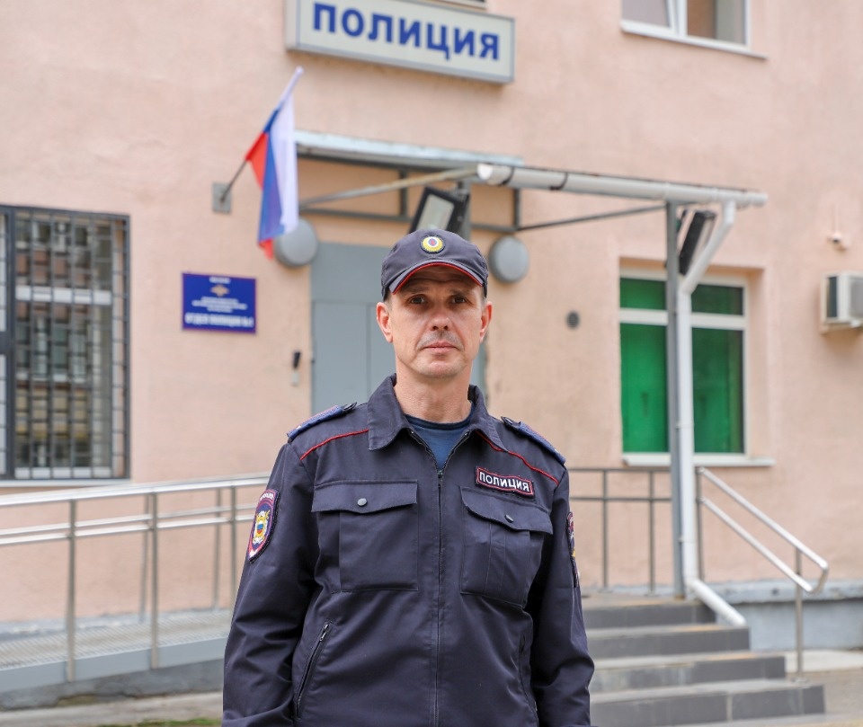 В Пскове полицейский вернул хозяйке потерявшегося пса