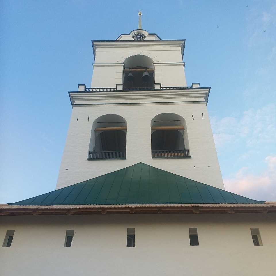 Арочный кованый дверной блок установили в колокольне Троицкого собора в Пскове Арочный кованый дверной блок установили в колокольне Троицкого собора в Пскове